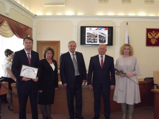 Вручение свидетельств о занесении в  областную Галерею Славы